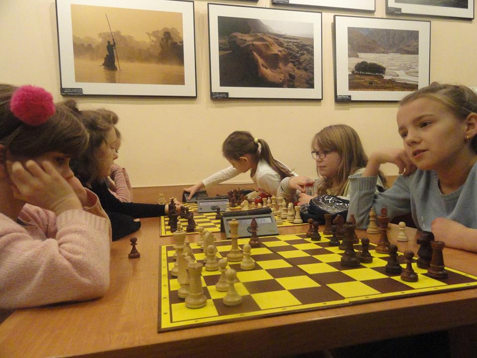Dziewczęta grają w szachy